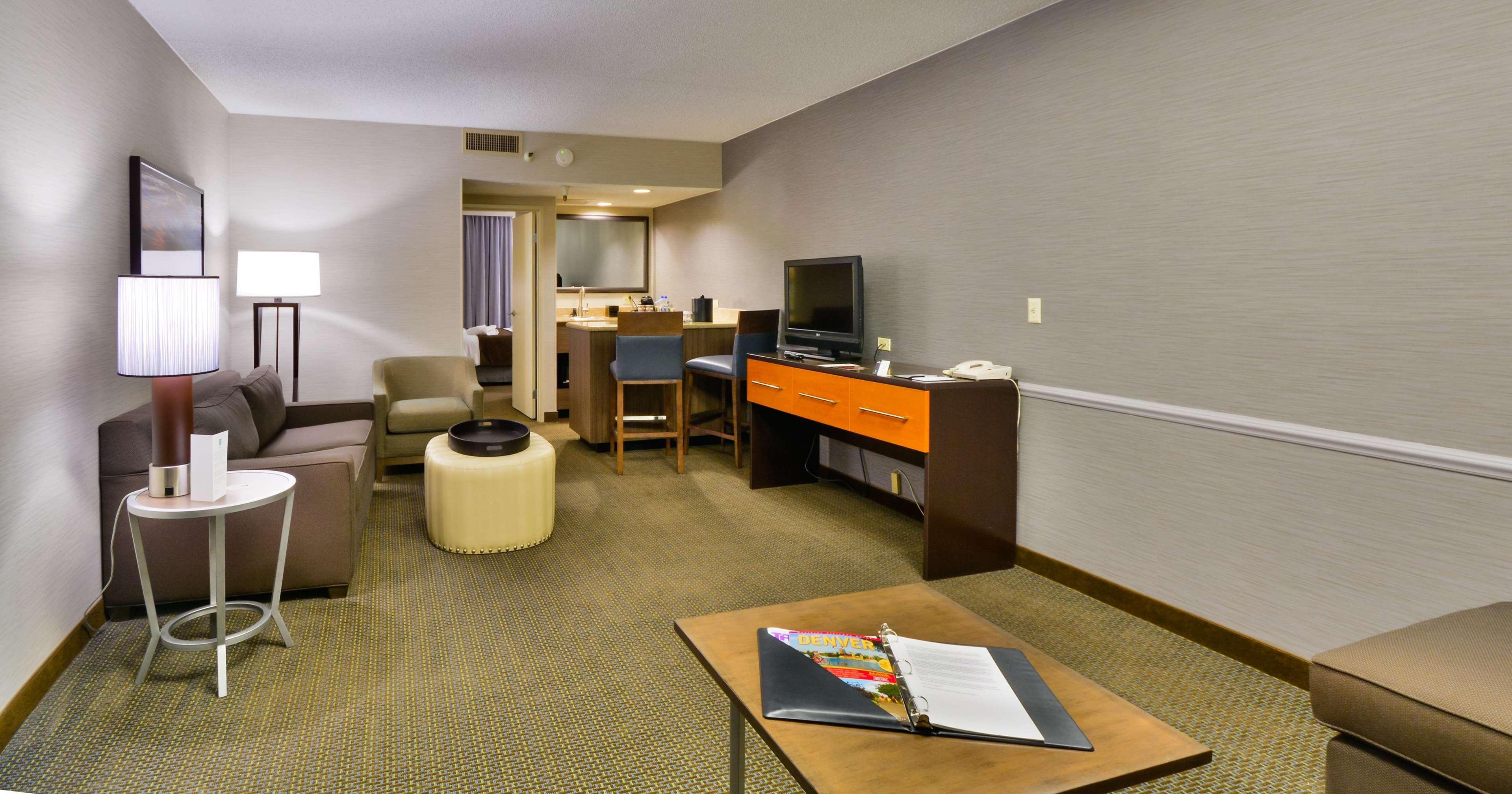 Embassy Suites By Hilton Denver Central Park Номер фото