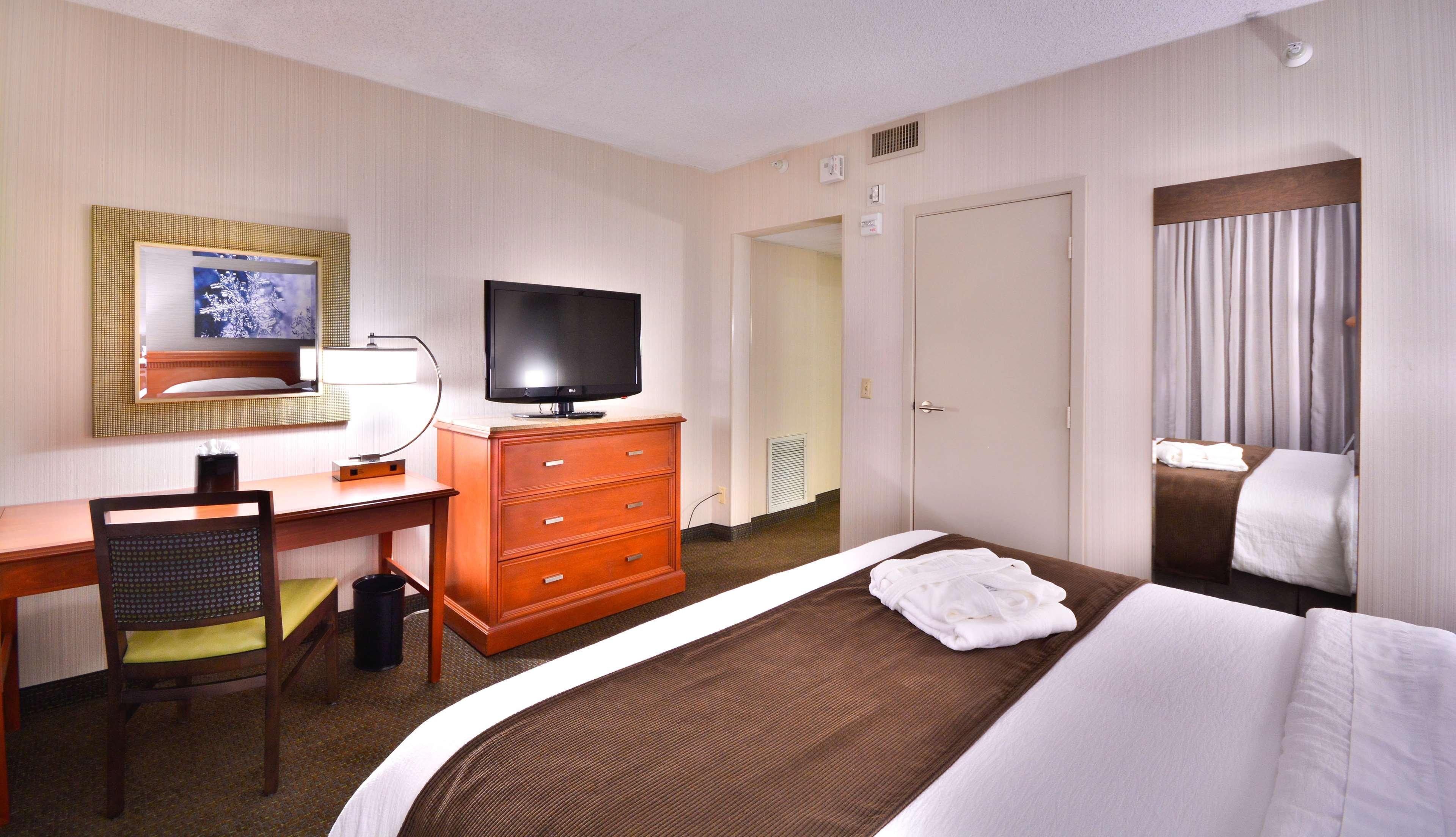 Embassy Suites By Hilton Denver Central Park Номер фото