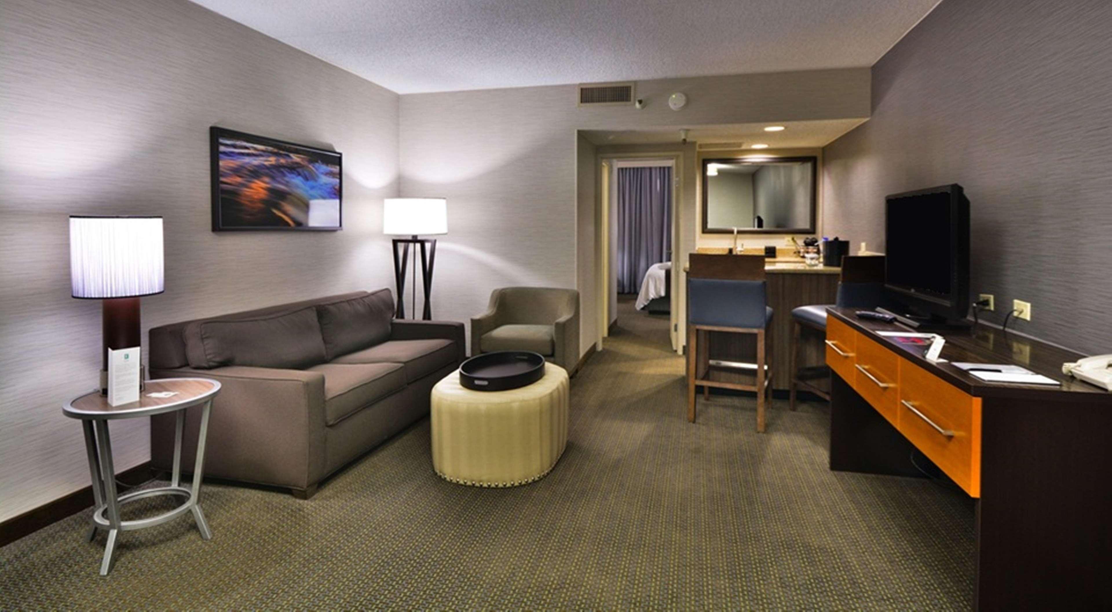 Embassy Suites By Hilton Denver Central Park Номер фото