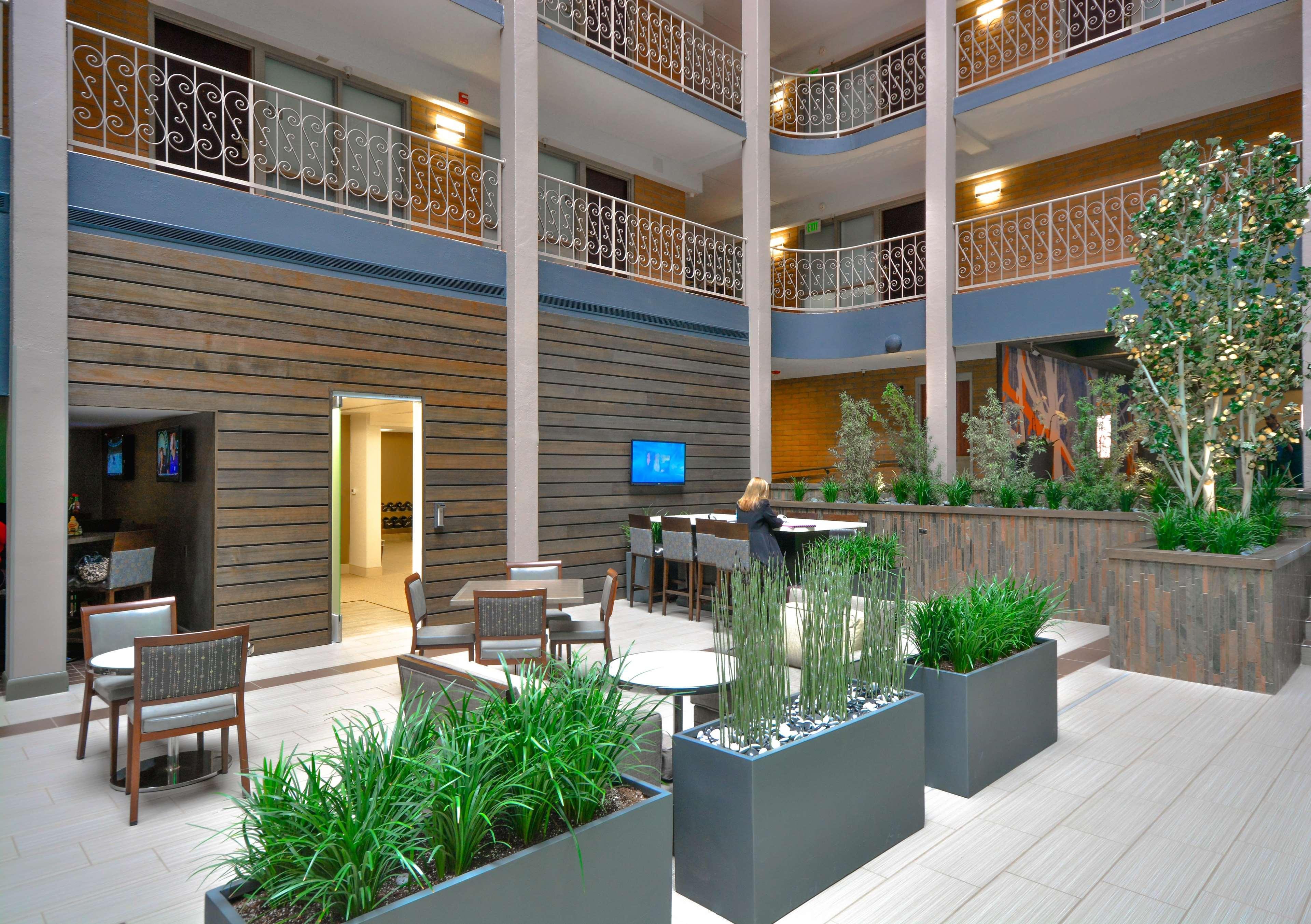 Embassy Suites By Hilton Denver Central Park Інтер'єр фото