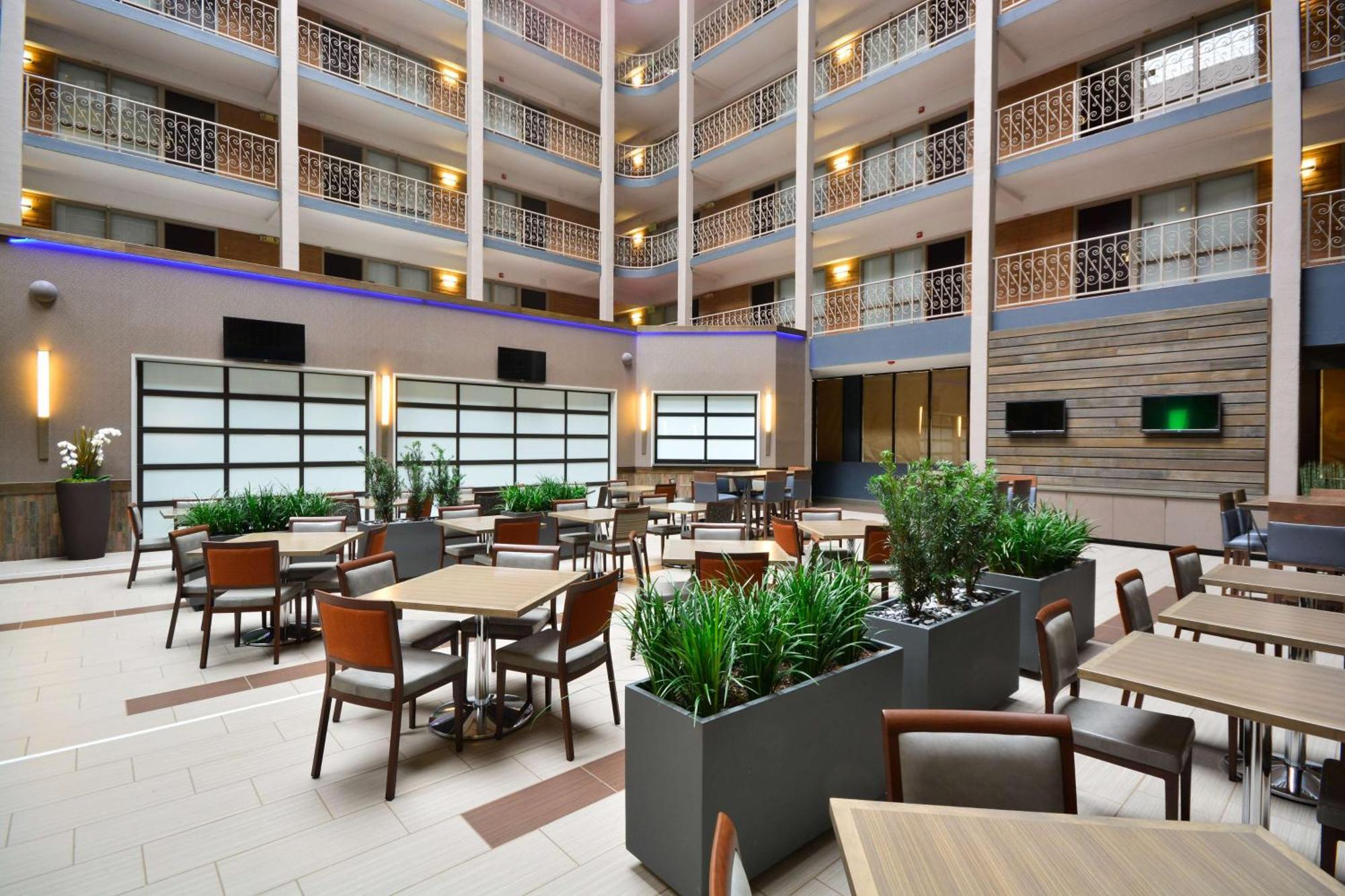 Embassy Suites By Hilton Denver Central Park Екстер'єр фото