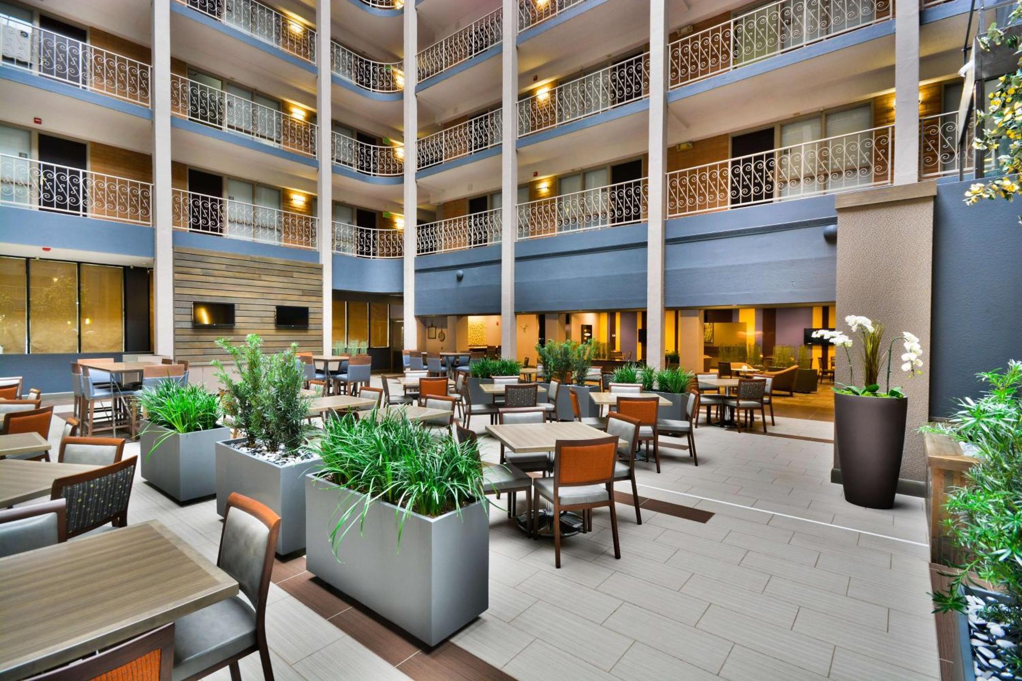 Embassy Suites By Hilton Denver Central Park Екстер'єр фото