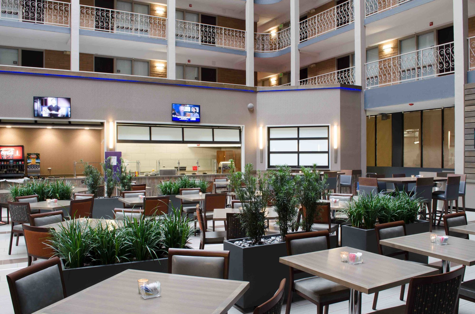 Embassy Suites By Hilton Denver Central Park Ресторан фото