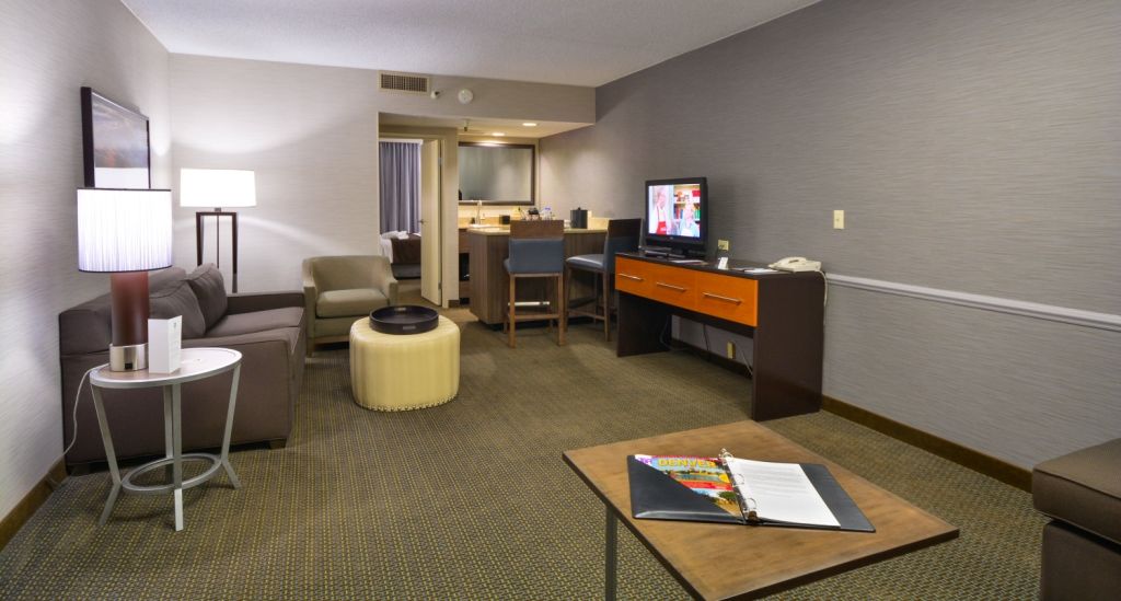 Embassy Suites By Hilton Denver Central Park Номер фото
