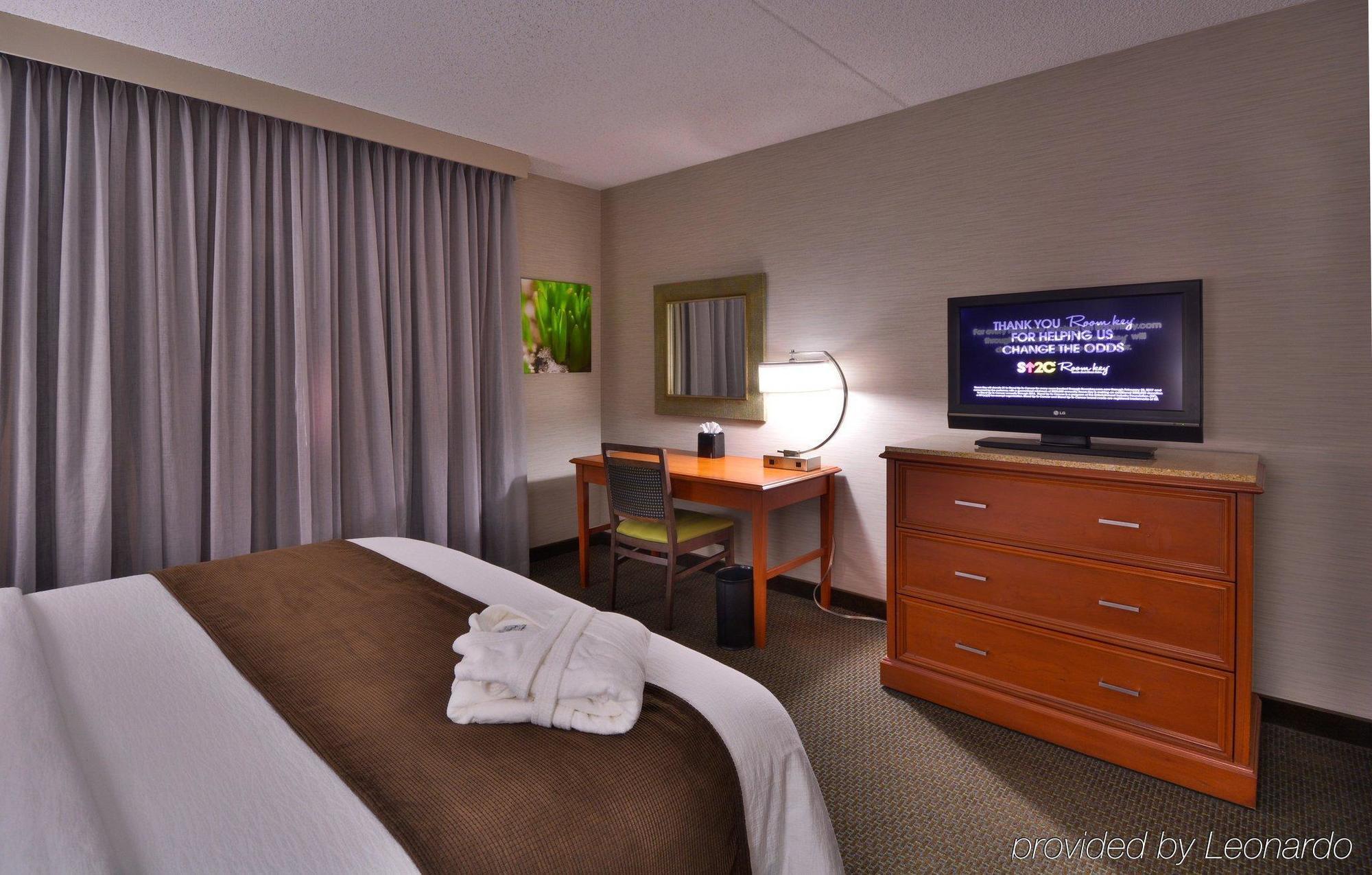 Embassy Suites By Hilton Denver Central Park Номер фото