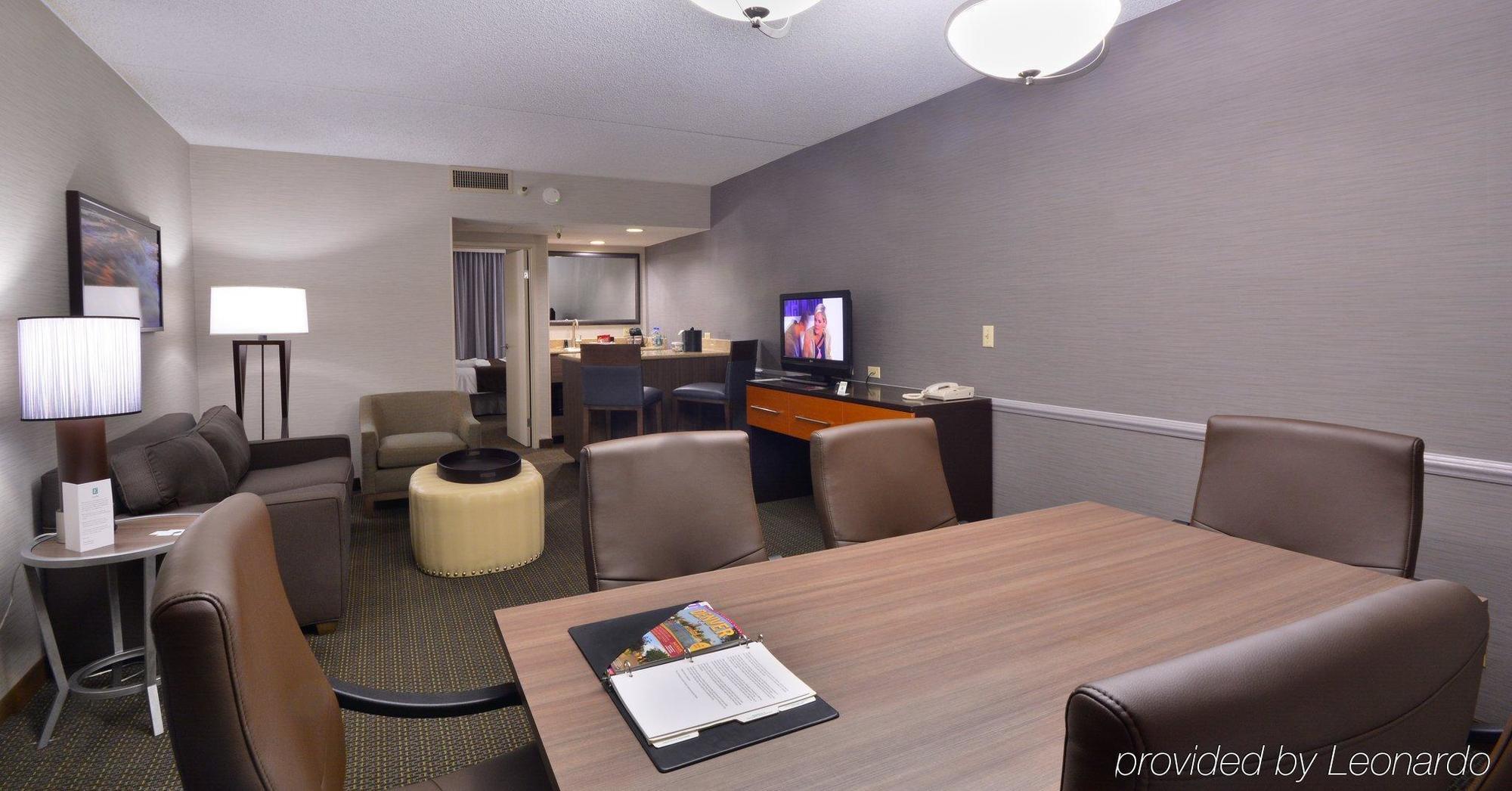 Embassy Suites By Hilton Denver Central Park Номер фото