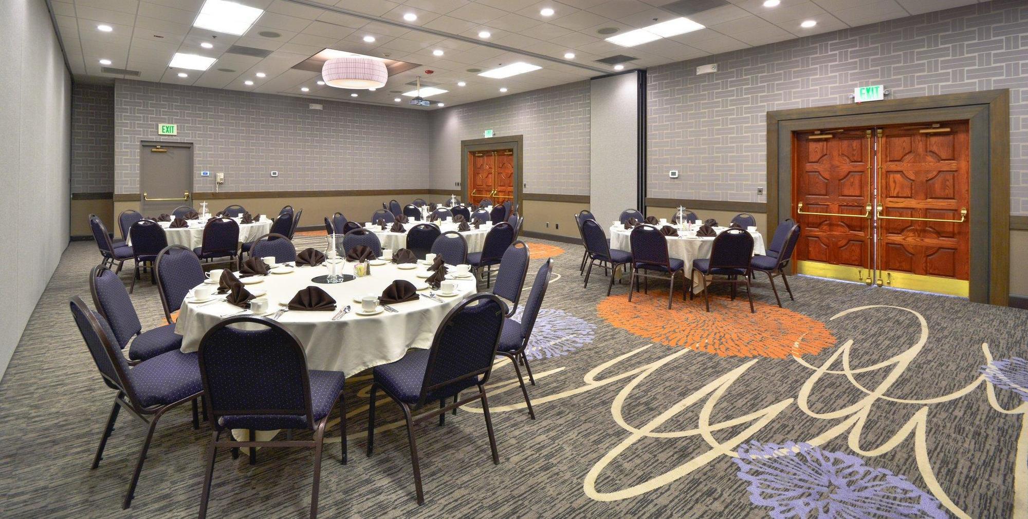 Embassy Suites By Hilton Denver Central Park Бізнес фото