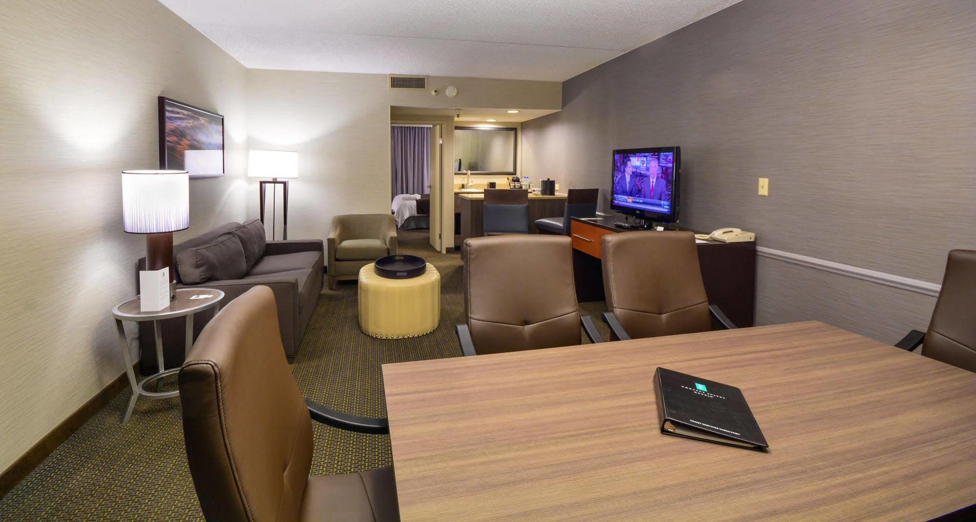 Embassy Suites By Hilton Denver Central Park Номер фото